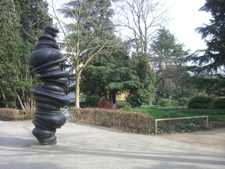 Viersen : Skulpturensammlung, Skulptur "Wirbelsäule" aus Bronze, von Tony Cragg